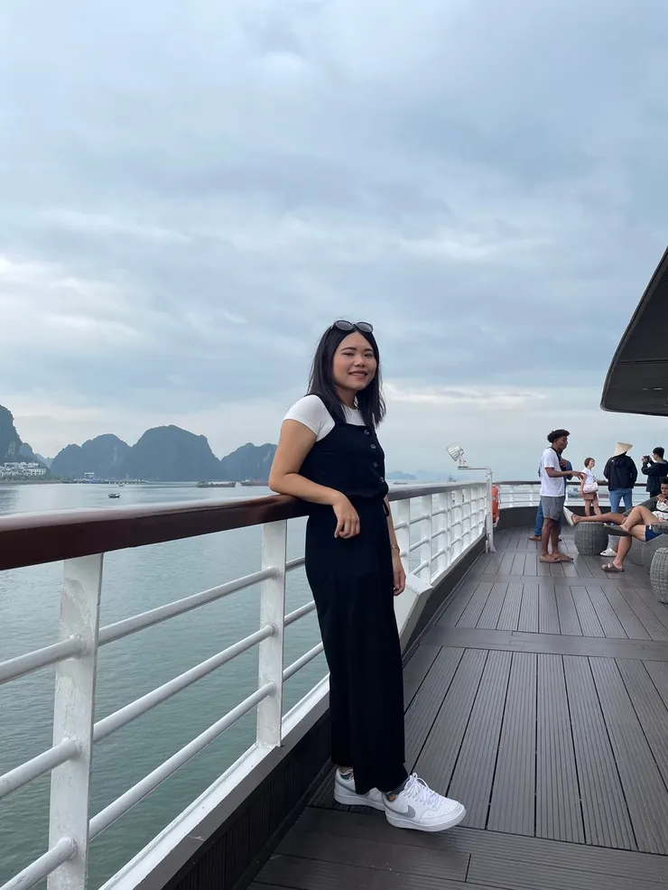 ▲跟團員一樣第一次來到下龍灣的我跟團員一樣興奮，搭乘郵輪國賓號，漂浮在世界遺產下龍灣上。