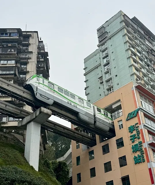 李子壩輕軌穿樓，是重慶山城最著名的奇景