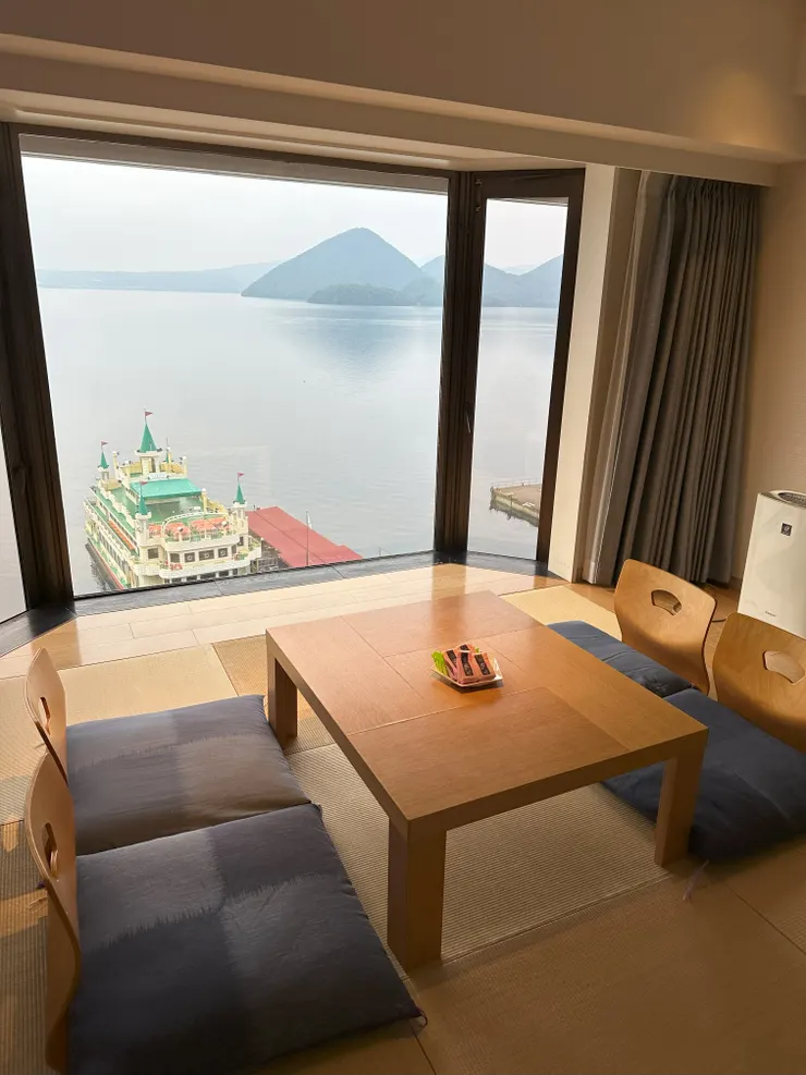 房間落地窗，這湖景超棒的...讓我在這坐上半天發呆，應該沒問題。