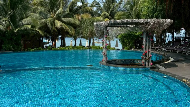 室外泳池,再往下走就是海邊