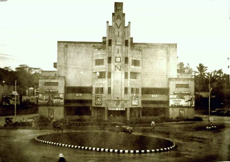 吉隆坡光藝戲院舊照片。從影院佈告正上映著Fred Astaire和Ginger Rogers舞蹈搭檔的音樂電影“Carefree”（1938年），照片應是1930年代末所攝。-Kuala Lumpur - Mining Camp to Cosmopolitan City,facebook，2018年11月28日。