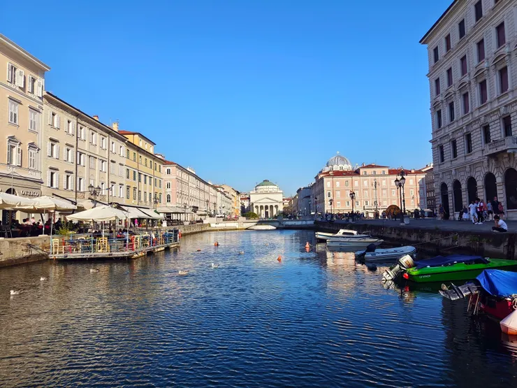 運河的盡頭聖安多尼廣場和新聖安多尼堂