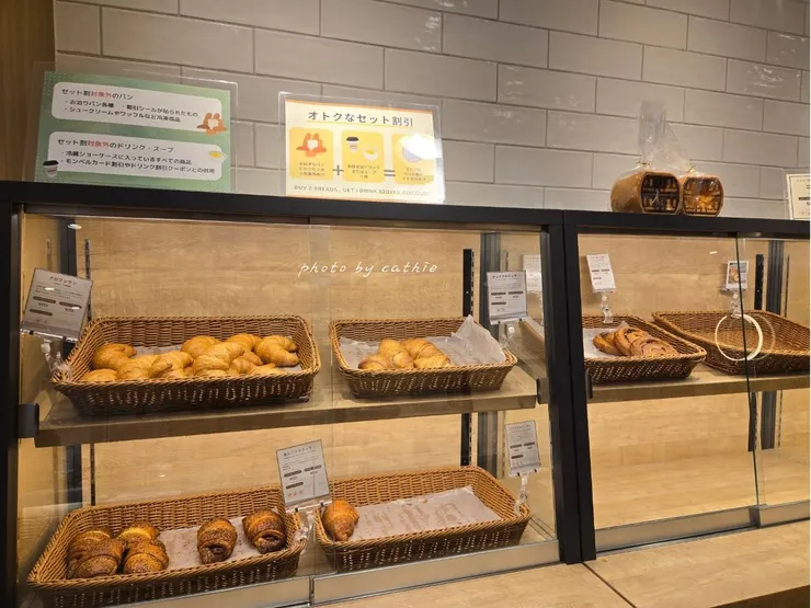 阿爾卑斯麵包房位在白樺平站二樓，可頌麵包是必買人氣商品。