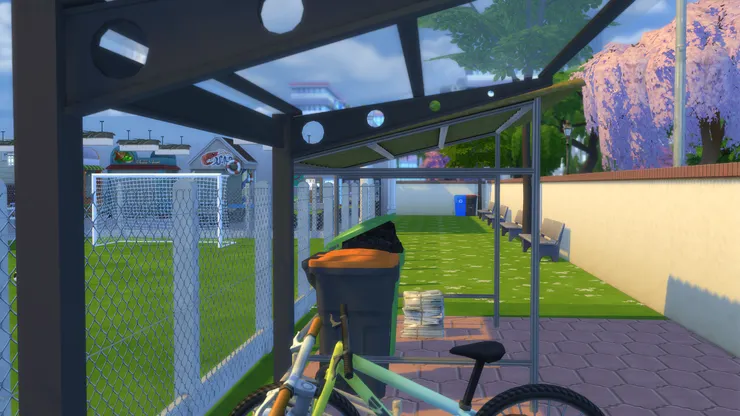 我沒在以前的學校看過垃圾場，但不會沒有吧，只是在我看不到的角落；而單車場很多學校都有。