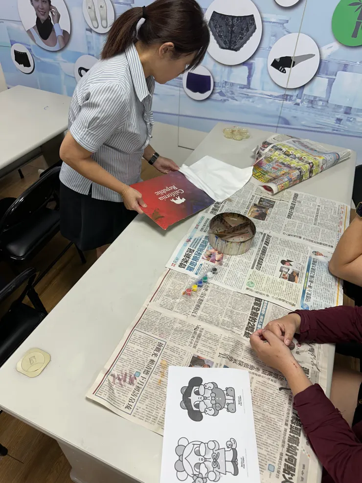 到了diy教室，指導員發下材料&教導遊客製作方式