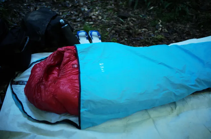 露宿袋使用時的樣子,緊急避難時就算沒有睡袋,也能提供一個隔絕卻不至於嚴重反潮的空間