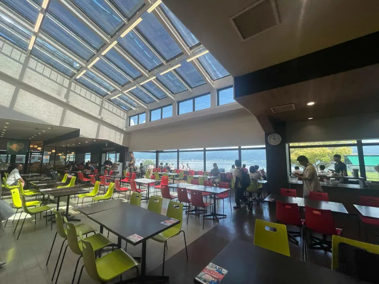 有很多遊客慕名而來，要不是停留時間有限，我也想在這裡喝杯咖啡再出發 LOL