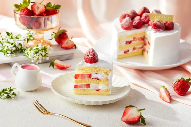 圖說：蛋糕體中一層一層反覆堆疊的草莓切塊與鮮奶油，口感滑嫩細緻、逢松柔軟，層次相當豐富。（資料來源：LADY KELLY）