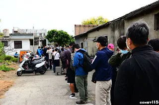 上午8點半通霄車站前排滿等著買紀念套票的民眾