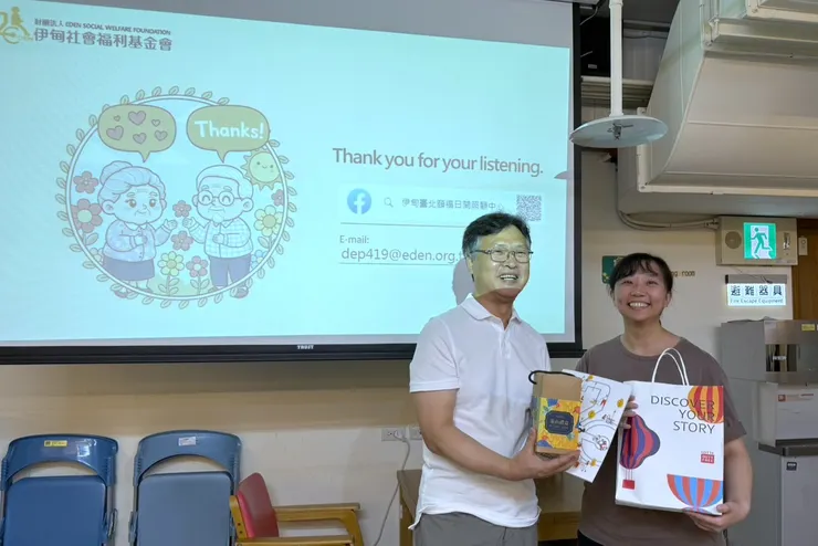 （圖說：主任張沛瑜(右)與韓國奉獻會志工社福團體代表互贈紀念品並合影留念。）