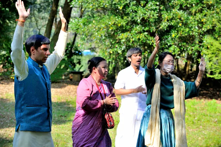 【反覆唱誦聖名不理任何禮節儀式 感動沛然莫之能禦不覺翩翩起舞】