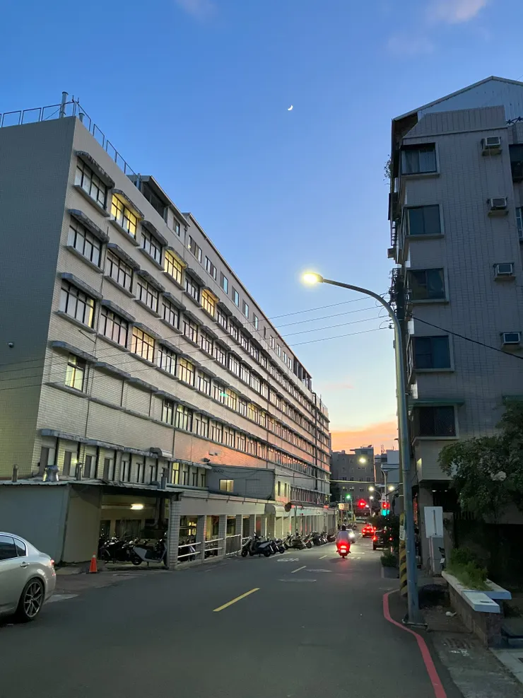 圖說｜這是某天從 APCT 下班後，新樓街的視角，雨停的傍晚天空很美。