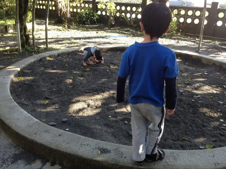 當天在把拔及妮妮陪伴下玩沙坑