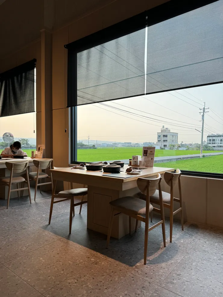 用餐還可以欣賞稻田風景