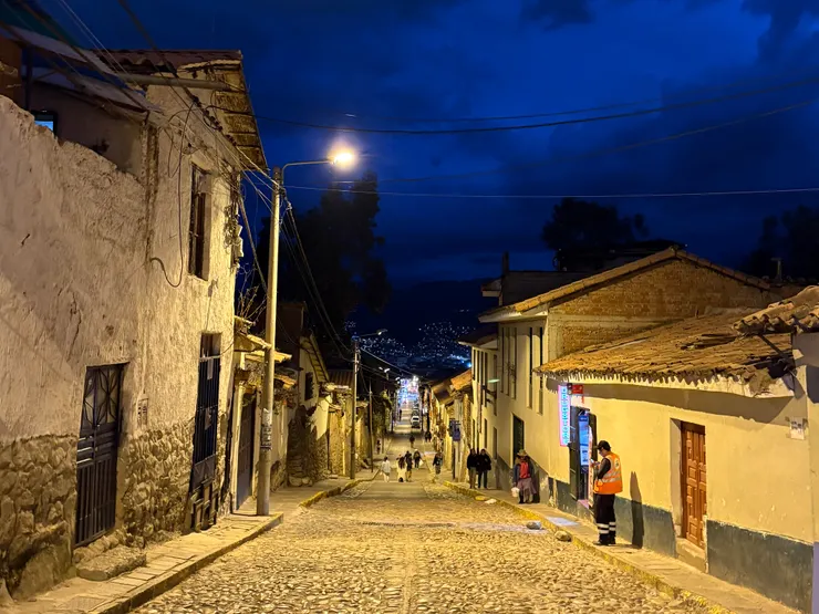 在寶藍色的夜空下，散步前往十二角石