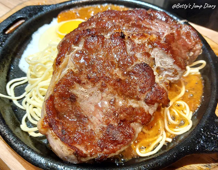 ▲龍潭「大腕屋牛排」/ 圖片來源：Betty's Jump Diary
