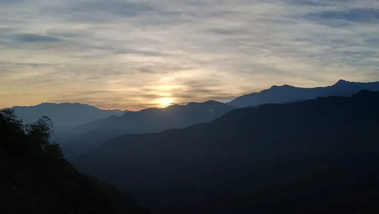 塔塔加觀景台遠眺玉山日出