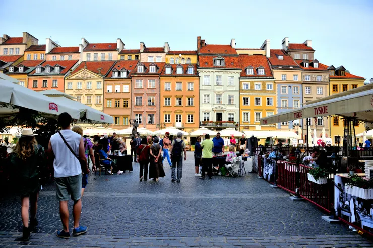 【熱鬧的老城市集廣場 (Old Town Market Square)，這裡曾有東方巴黎之稱，但全區85%毀於二戰，這些都是戰後重建的。】