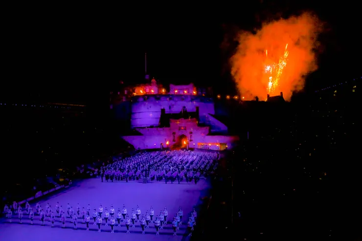 愛丁堡城堡的上空，開始施放著煙火