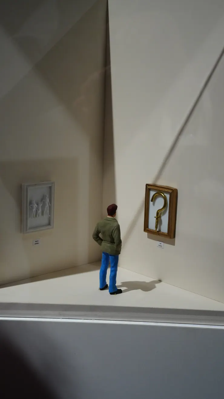 田中達也特展《大師眼中的微型組合》，微縮小人物看著金屬掛鉤螺，活像小人物也對我們的世界感到好奇