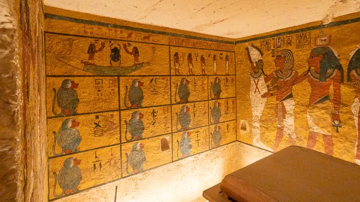 2025 拍攝於帝王谷 Tutankhamen KV62。這十二隻狒狒代表夜晚的十二小時，從太陽西沉到東升，象徵法老在來世經歷黑暗，迎向重生。