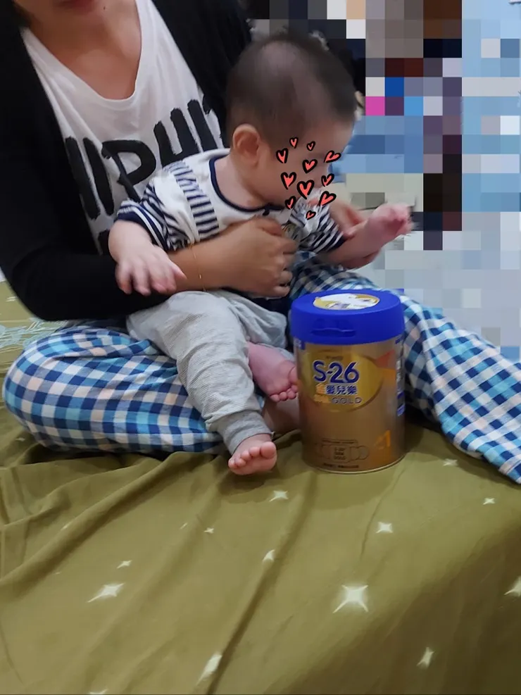 ▲很高興麵麵目前喝 S26 金愛兒樂喝得很順，現在搭配副食品一起便便狀況也很好，讓我跟老公很放心。希望各位新手爸媽都順利能找到適合自己寶寶喜歡的奶粉喔！