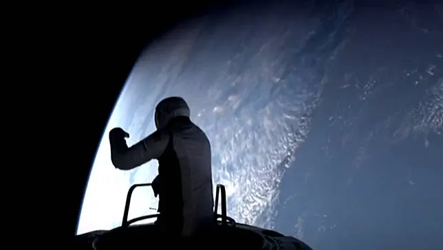 Isaacman在地球軌道上進行太空漫步。他成為史上第一個在私人太空任務中進行太空漫步的人士。