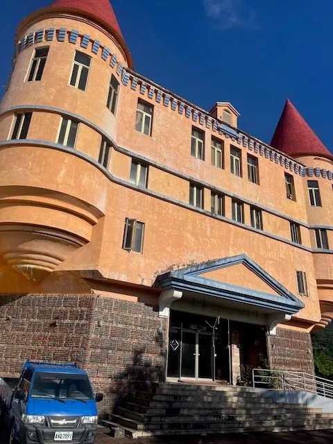 四重溪溫泉很內卷，長得像城堡的已經不算什麼了!!