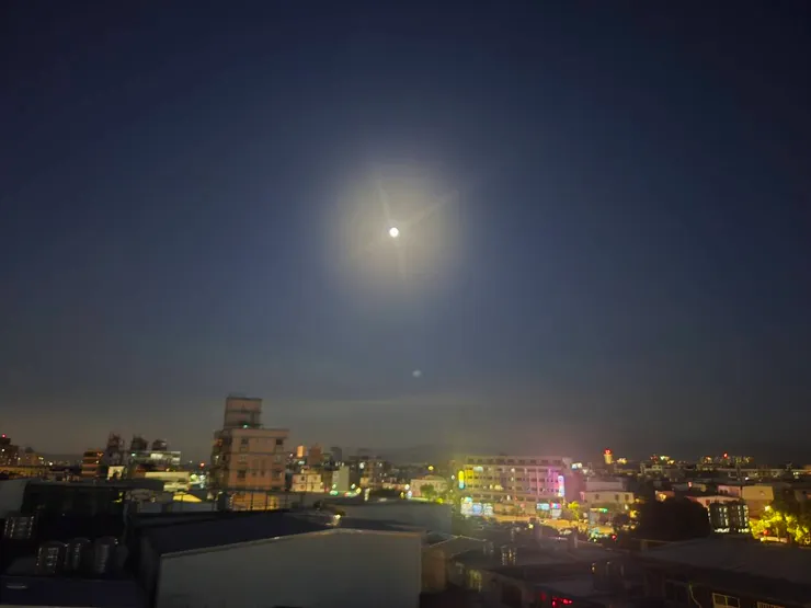 今天的月亮很美,像夜晚的太陽,祝大家中秋節快樂