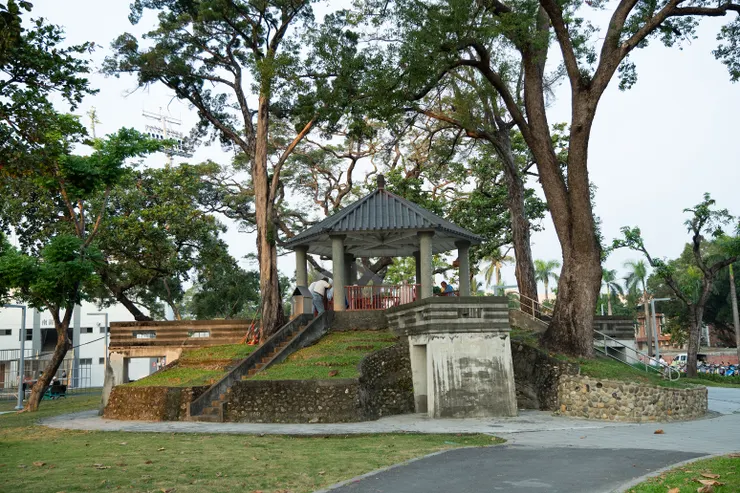末廣稻荷社的遺址，現已改建為涼亭與防空洞