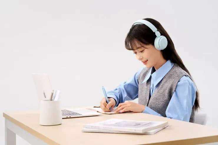 ▲1MORE 萬魔推出全新耳罩式 「HQ20 聽力保護學習耳機」,主打三段智慧音量調節與學習輔助功能。