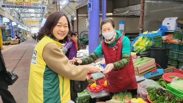 3月19日，新天地志工服務團巨濟分部於玉浦傳統市場舉辦「傳統市場購物」活動，並與當地商家一同合影留念。（照片提供：新天地志工服務團巨濟分部）
