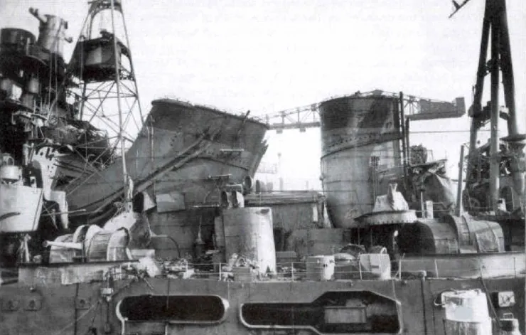 1943年1月的摩耶號，她在瓜達爾卡納爾島海域遭受到攻擊而損壞的部位