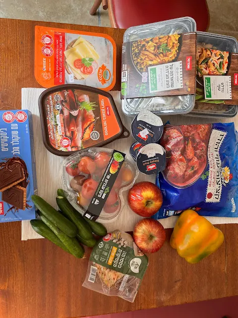 這一堆是買起來很心痛的超市食物,其中一個微波便當跟街上賣的沙威瑪一份價格差不多,₪34。這一堆總共₪203 (台幣約1750)