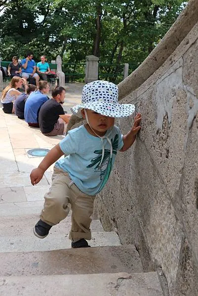 結果爬不到一層就要爸爸抱抱了