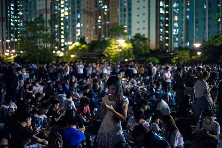 在香港，PKM GO剛推出之時成了現象級手遊，這種尤如節慶的「墟冚」場面隨處可見。