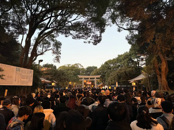 拍攝於明治神宮，大家都在排隊參拜。