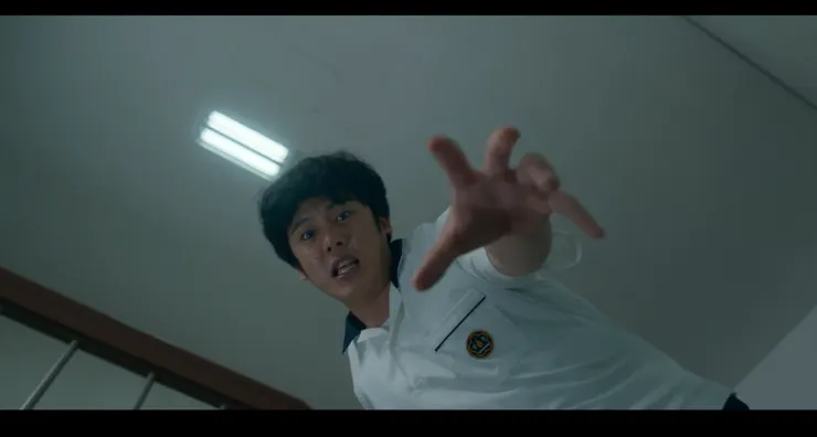 第三集結尾,金奉皙放下書包要拿東西給張喜秀,張喜秀要幫金奉皙貼好OK蹦,卻使得金奉皙心情改變,進而浮起來。這也是金奉皙的飛行能力初次被發現。