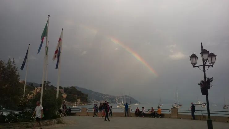 當天行程結束在飯店前，巧遇天空那道彩虹