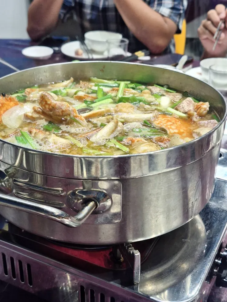 △濃濃湯頭、配上豐盛料理