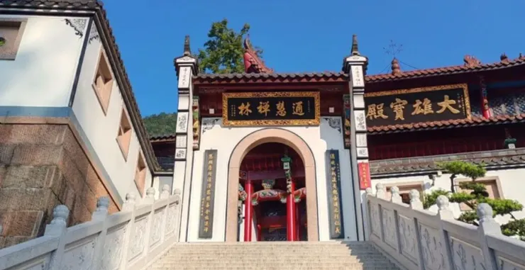 通慧禪林的宏大大門,門口有階梯通往寺廟。