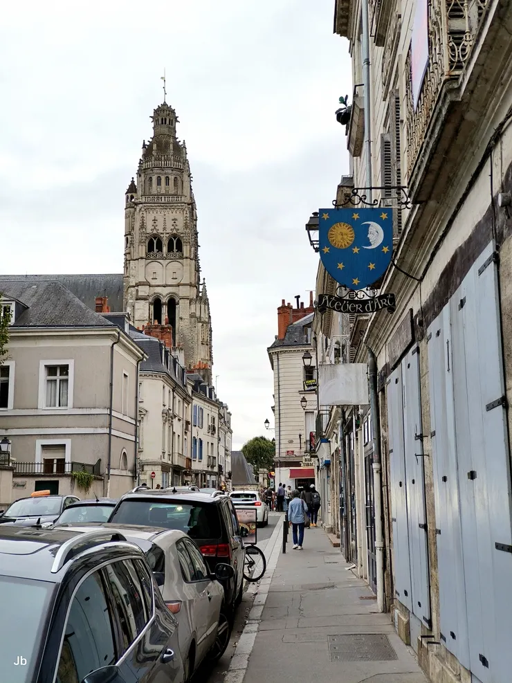 【遙指大教堂哥德尖塔一望即知】