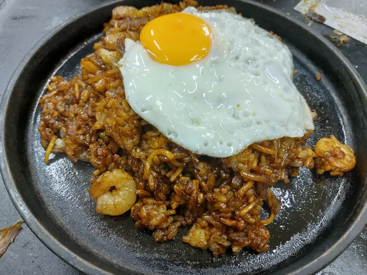 混有麵條的黑蝦仁炒飯