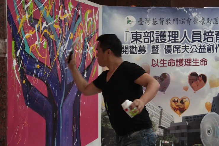 優席夫在門諾醫院大廳現場完成生命樹的繪製