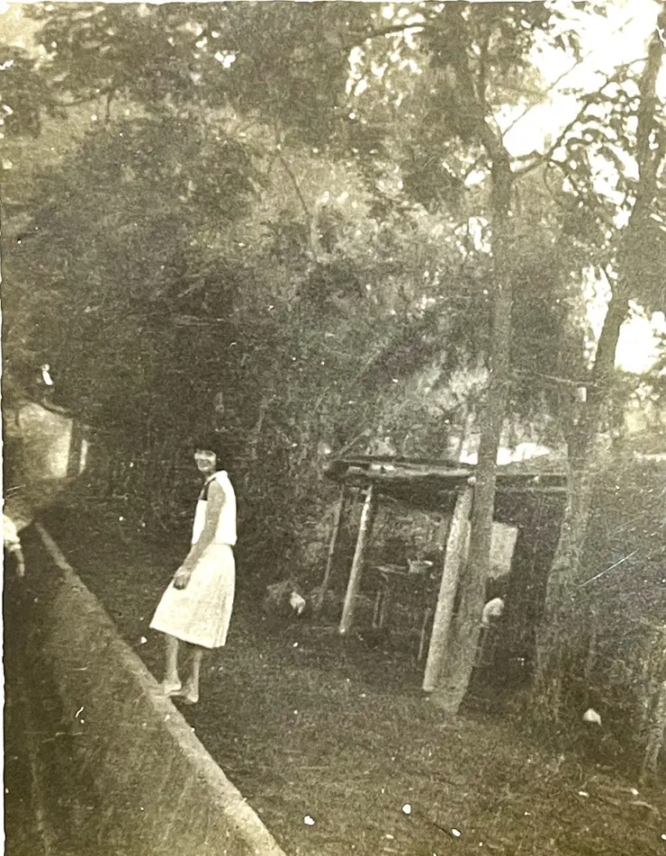 當年兵營只隔著一條小灌溉渠,沒有圍牆(人物為爸爸妹妹 我的姑姑)