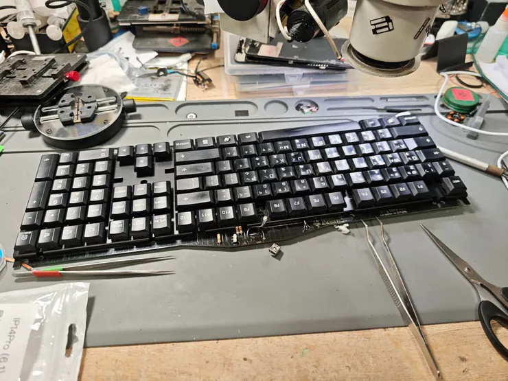 鍵盤到了之後，先檢查整體狀況，這支是支不錯的機械式鍵盤，確實值得維修！。