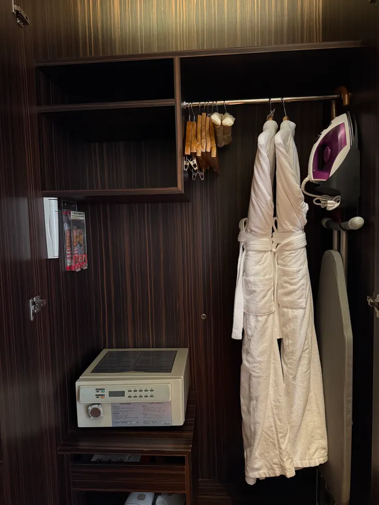 衣櫃裡的配備，連熨斗都有