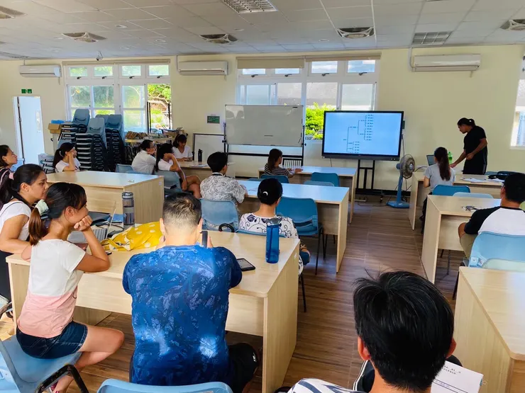 在圖書館開宿舍會議，報告設備修繕進度