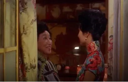 圖2&nbsp;蘇麗珍於房間內與房東太太交談。