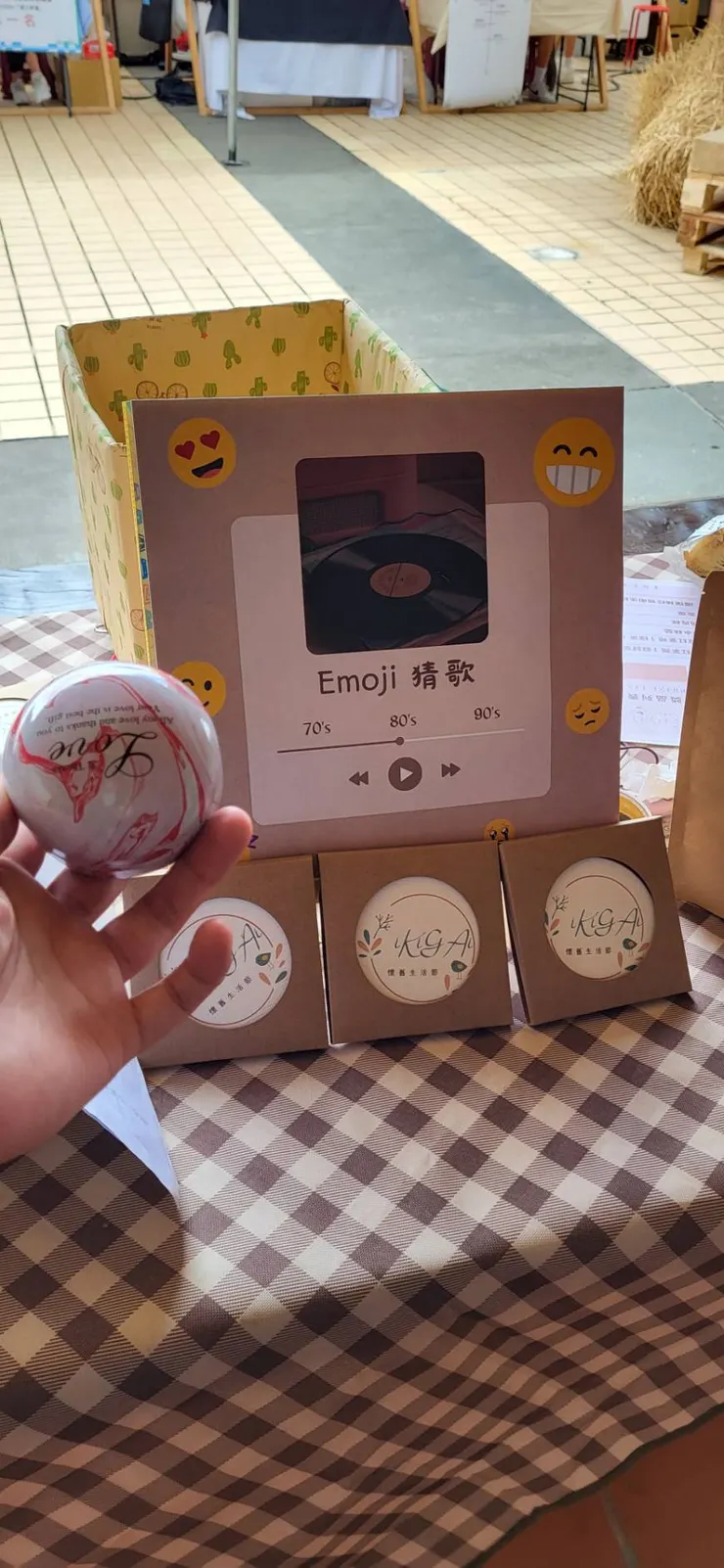 換場時跑去玩猜歌遊戲，沒人陪我猜好孤單QQ，而且我還把獎品拿反了